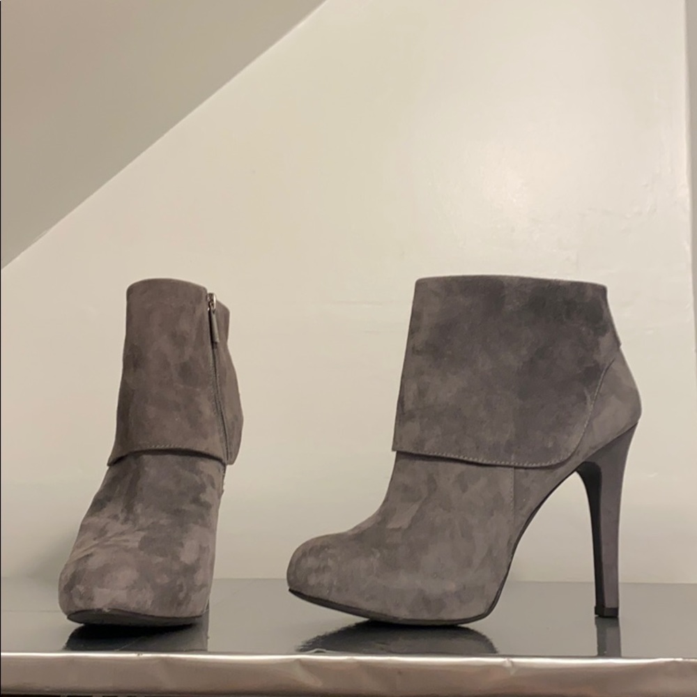 Grey Suede Jessica Simpson pumps never worn!
